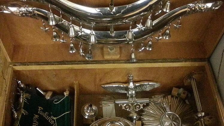 Der ganze Stolz des Spielmannszugs: der Schellenbaum, wohlverwahrt in der Holzkiste.