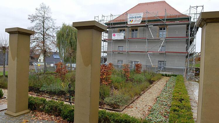 Außen- und Innenputz sind noch nicht fertig. Der Estrich muss noch eingebracht werden und austrocknen. Dann erst können die Parkettleger ran.Fotos: Ronald Rinklef/Werner Baier