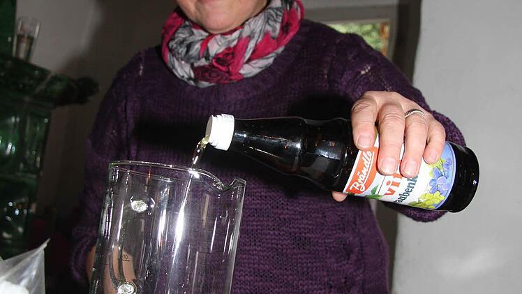 Selbstgemachte Cremes und Lippenstifte enthalten viel hochwertiges Öl - zum Beispiel Traubenkernöl oder Mandelöl. Foto: Sonja Adam