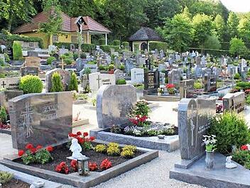 Der Gemeinderat genehmigte die Errichtung von Urnengrabkammern in der Gruft der Hoecke-Lauermann-Stiftung (hinten neben der gelben Aussegnungshalle). Foto: fra-press
