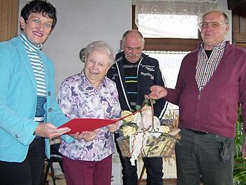 Seit 40 Jahren gehört Florentine Abraham (Zweite von links) der SPD an. Die Auszeichnung für langjährige Treue überreichten (von links) Landtagsvizepräsidentin Inge Aures, sowie Udo Hübschmann und Dieter Träder vom Ortsverein. Foto: Klaus-Peter Wulf