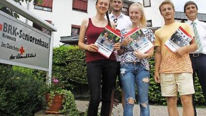 Sie möchten die Zeit beim BRK-Kreisverband nicht missen: Veronika Lurz, Lea Blinzler, Fabian Müller, Johannes Glier und BRK-Kreisgeschäftsführer Roland Beierwaltes (von links).