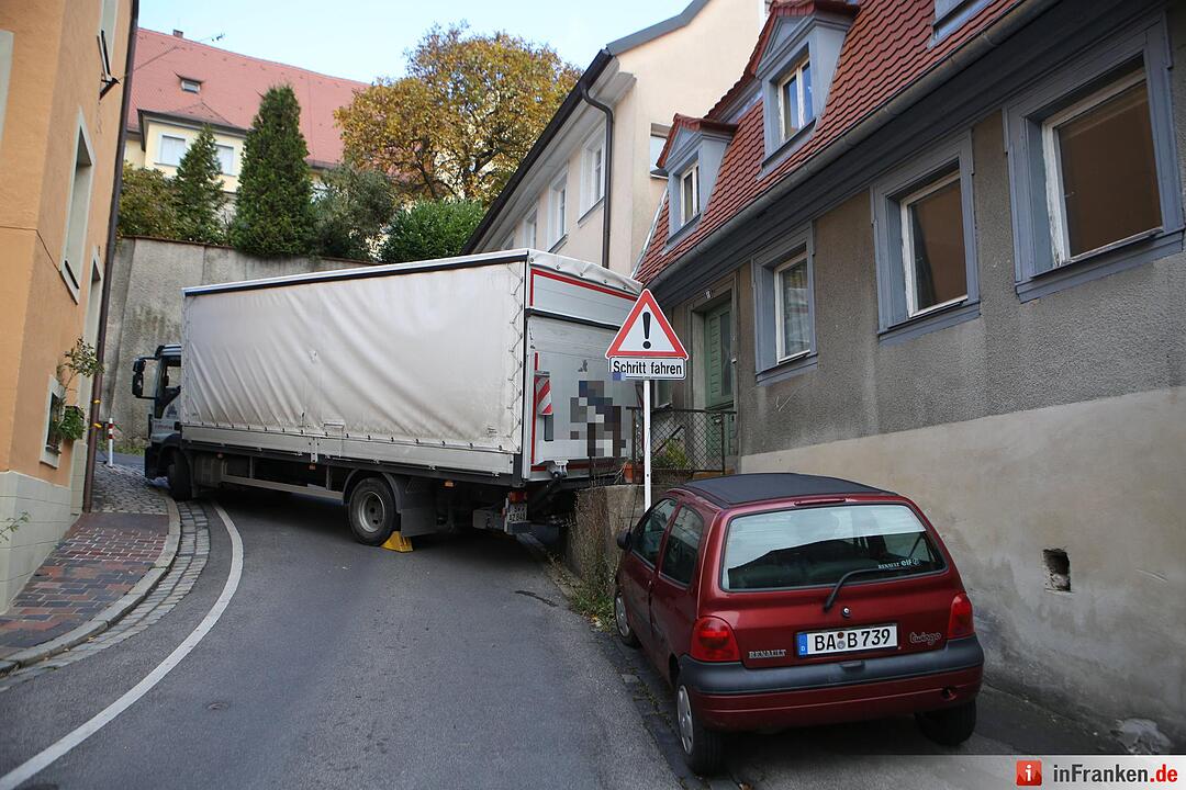 Irrfahrt durch Bamberger Altstadt endet fŸr Lkw festgefahren an Hauswand