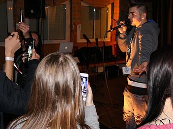 Live on Stage: Auch Giuseppe Riggi von DSDS gastierte in Presseck. Ein junger Musiker, der seinen Weg geht. Foto: Klaus Klaschka