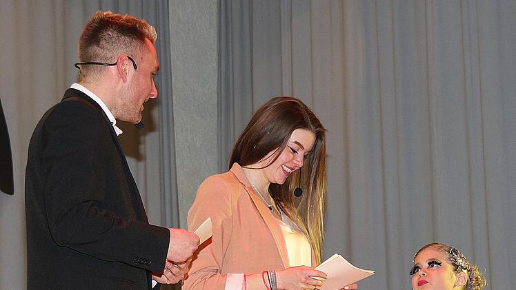 Johanna Bauer (rechts) zusammen mit Selina Potschka (Mitte) und Florian Kleinhenz (links), die gekonnt durch die Tanzgala des TV Poppenlauer führten. Foto: Dieter Britz