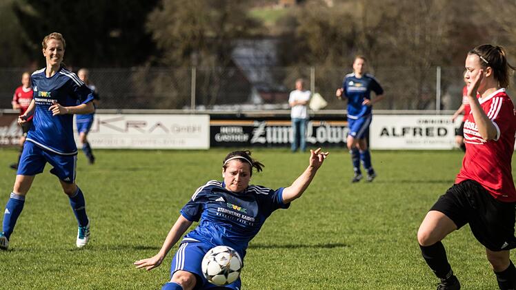 Janine Hofmann vom Schwabthaler SV kl&auml;rt vor Marie Theres Franz vom FC Karsbach. Links Stefanie Esch. Foto: Hartmut Klamm