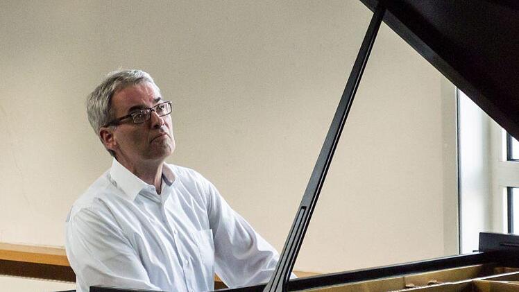 Virtuoser Tastenkünstler und begeisternder Musikerklärer: Der Pianist Markus Becker beeindruckte sein Publikum im Kunstverein.Foto:Jochen Berger