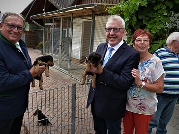 Stellvertretender Landrat Dieter Schaar (links) und Bürgermeister Harald Hübner (Zweiter von links) fanden die Welsh-Terrier-Welpen süß, sehr zur Freude des Züchter-Ehepaars Jürgen und Brigitte Göthel.  Foto: Werner Reißaus