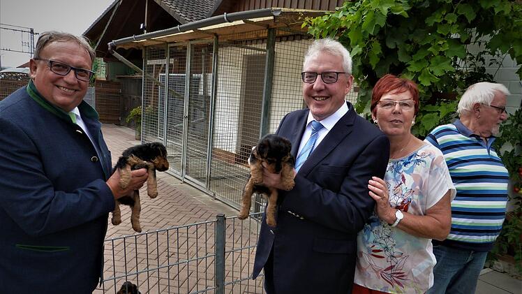 Stellvertretender Landrat Dieter Schaar (links) und Bürgermeister Harald Hübner (Zweiter von links) fanden die Welsh-Terrier-Welpen süß, sehr zur Freude des Züchter-Ehepaars Jürgen und Brigitte Göthel.  Foto: Werner Reißaus