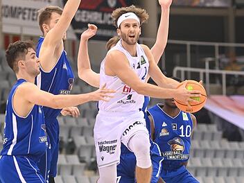 Unaufhaltsam: Selbst vier Frankfurter können Constantin Ebert (am Ball) nicht stoppen. Mit dem BBC Coburg legte Ebert einen starken Saisonstart aufs Parkett.  Foto: Hagen Lehmann