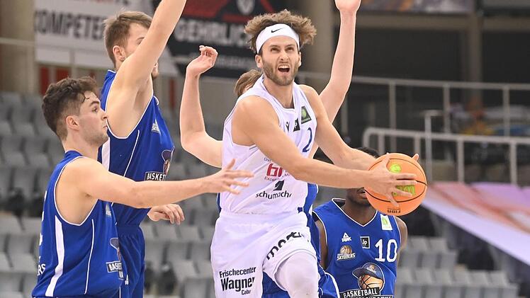 Unaufhaltsam: Selbst vier Frankfurter können Constantin Ebert (am Ball) nicht stoppen. Mit dem BBC Coburg legte Ebert einen starken Saisonstart aufs Parkett.  Foto: Hagen Lehmann