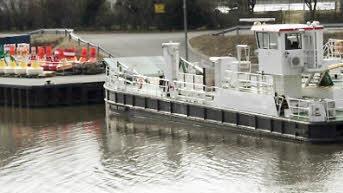 Das Arbeitsschiff des Schifffahrtsamtes Nürnberg liegt vor Anker.