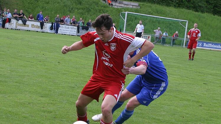 Der Eberner Jannik Werner (rotes Trikot) setzt sich gegen Gästekapitän Totzauer durch.