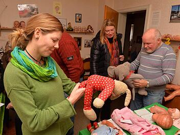 Steffi Simon (links) wird Günter Geiers Nachfolgerin. Seit über einem halben Jahrhundert praktiziert der Franke als Puppen- und Bärendoktor. Mit im Bild: Barbara Blöcker, die mit ihrem Mann aus Regensburg kam, um Kuschelkameraden behandeln zu lassen. Foto: Ronald Rinklef