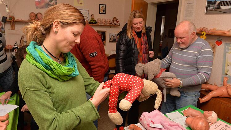 Steffi Simon (links) wird Günter Geiers Nachfolgerin. Seit über einem halben Jahrhundert praktiziert der Franke als Puppen- und Bärendoktor. Mit im Bild: Barbara Blöcker, die mit ihrem Mann aus Regensburg kam, um Kuschelkameraden behandeln zu lassen. Foto: Ronald Rinklef