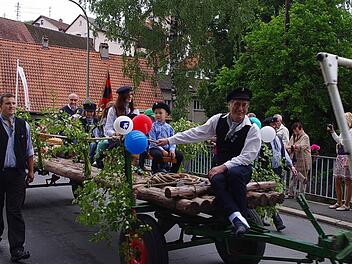 Auch ein Floß mit dem Nachwuchs des Flößervereins fuhr im großen Festzug am Sonntag mit. Foto: Heike Schülein