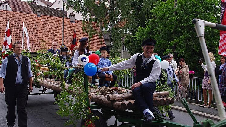 Auch ein Floß mit dem Nachwuchs des Flößervereins fuhr im großen Festzug am Sonntag mit. Foto: Heike Schülein