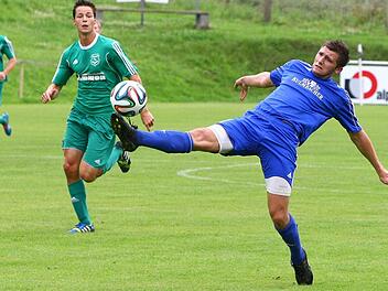 Andreas Pistor (rechts) erzielt nach dieser Szene zwar das 1:0 für Kasendorf, verschoss aber beim Stand von 2:2 einen Elfmeter.Fotos: Monika Limmer