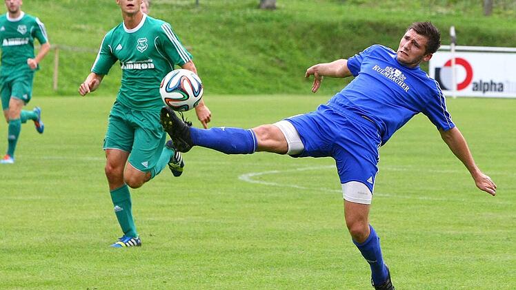 Andreas Pistor (rechts) erzielt nach dieser Szene zwar das 1:0 für Kasendorf, verschoss aber beim Stand von 2:2 einen Elfmeter.Fotos: Monika Limmer