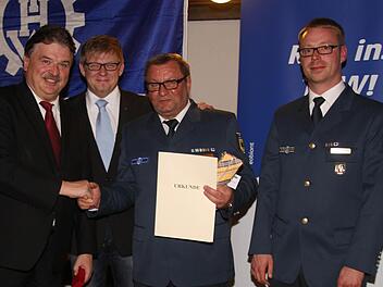 Landrat Klaus Peter Söllner und Bürgermeister Frank Wilzok (von links) gratulierten Helmut Schmidt zum Ehrenkreuz in Gold. Auch der stellvertretende Ortsbeauftragte Christian Reinlein würdigte die Verdienste des langjährigen THW-Mitglieds. Foto: Sonja Adam