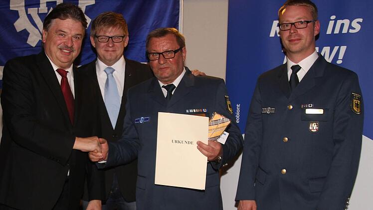 Landrat Klaus Peter Söllner und Bürgermeister Frank Wilzok (von links) gratulierten Helmut Schmidt zum Ehrenkreuz in Gold. Auch der stellvertretende Ortsbeauftragte Christian Reinlein würdigte die Verdienste des langjährigen THW-Mitglieds. Foto: Sonja Adam