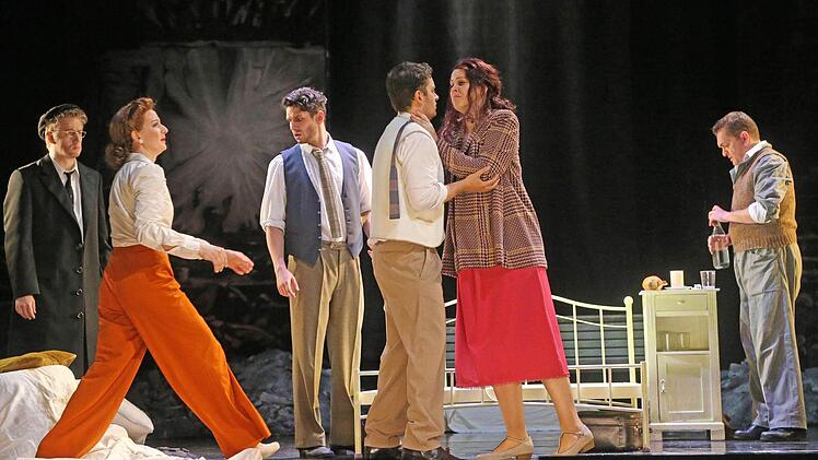 Szene aus der Neuinszenierung von "La Bohème" am Landestheater CoburgFoto: Henning Rosenbusch