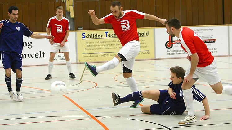 Danny Simon vom Turniersieger Raps feuert im Finale auf das Tor der Stadt Kulmbach. Von links Mario Braunersreuther, Mario Ramming, Jan Buchta und Eugen Abibullayev. Foto: Monika Limmer