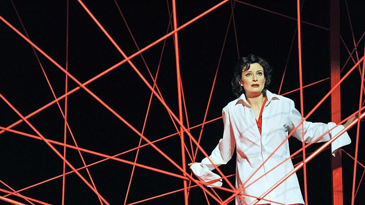 "La voix humaine": Szene aus der Monooper von Francis Poulenc mit Anna Gütter, die am Samstag Premiere am Landestheater Coburg feierte.Foto: Andrea Kremper