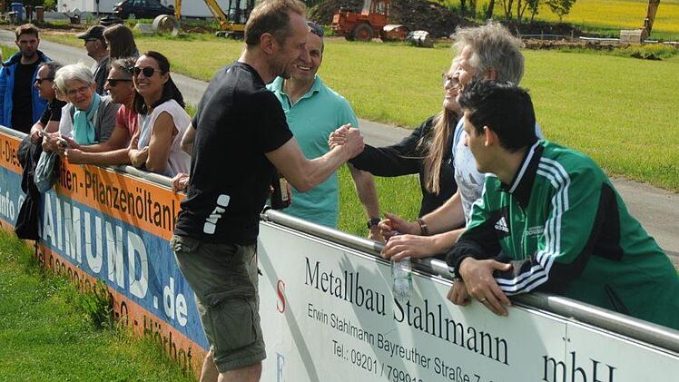 Trainer Detlef Zenk nimmt erste Glückwünsche entgegen. Foto: Peter Mularczyk