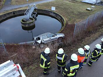 Ein Auto ist nach einem Auffahrunfall nahe Ansbach beinahe in ein Kl&auml;rbecken gest&uuml;rzt. Foto: NEWS5 / Haag