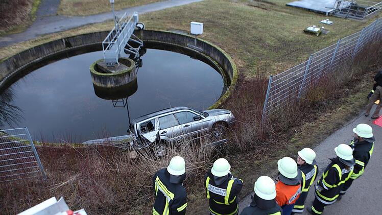 Ein Auto ist nach einem Auffahrunfall nahe Ansbach beinahe in ein Kl&auml;rbecken gest&uuml;rzt. Foto: NEWS5 / Haag