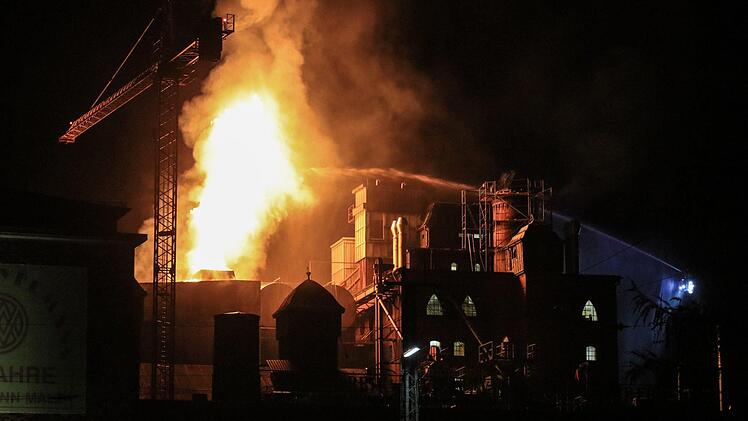 Die Malzfabrik Weyermann in Bamberg steht seit den frühen Morgenstunden in Flammen. Einsatzkräfte sind vor Ort. Foto: NEWS5/Merzbach