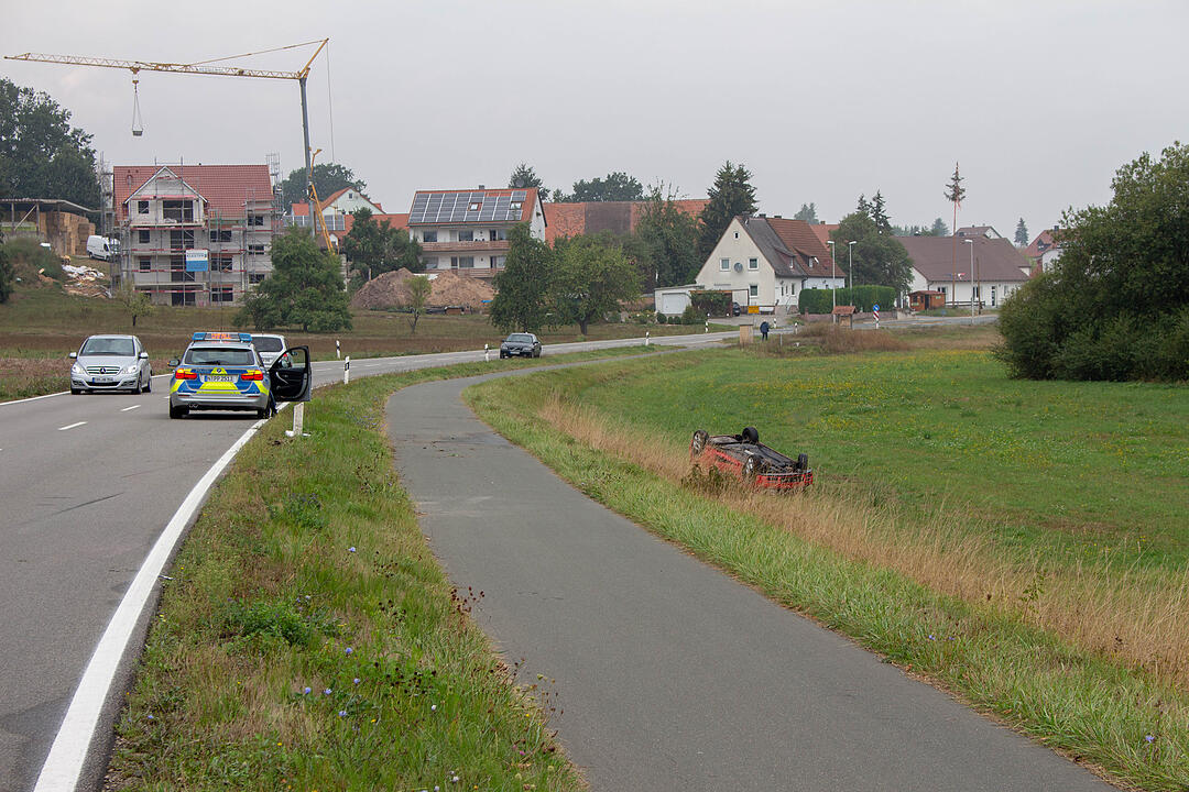 Bei Herzogenaurach: Auto überschlägt sich - Fahrer muss befreit werden