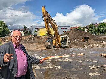 Norbert Tscherner vom Bürgerverein Gereuth ist froh darüber, dass nun auch die Altlasten auf dem ehemaligen Eberth-Grundstück entfernt werden. Die neuen   Häuser bekommen dadurch auch  einen Keller.  Michael Wehner