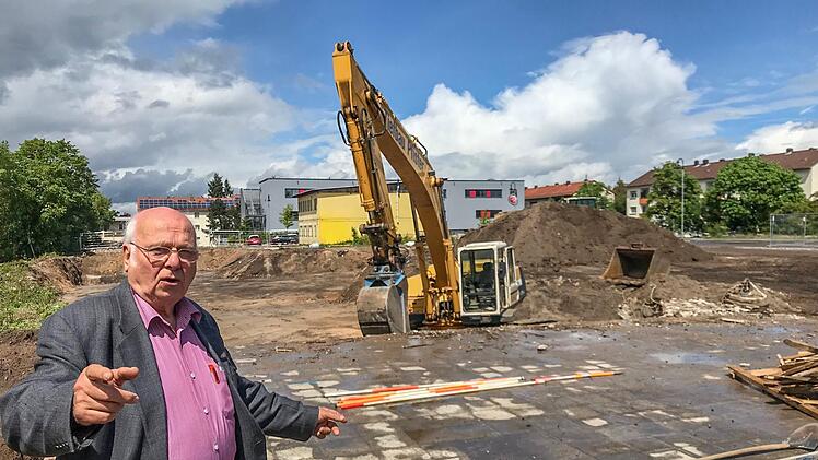 Norbert Tscherner vom Bürgerverein Gereuth ist froh darüber, dass nun auch die Altlasten auf dem ehemaligen Eberth-Grundstück entfernt werden. Die neuen   Häuser bekommen dadurch auch  einen Keller.  Michael Wehner
