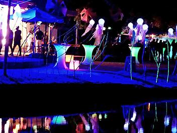 Im bunt illuminierten Eingangsbereich des Badesees feierten die Besucher in der Vollmond-Nacht den Abschluss der Sommersaison. Foto: Dieter Hübner