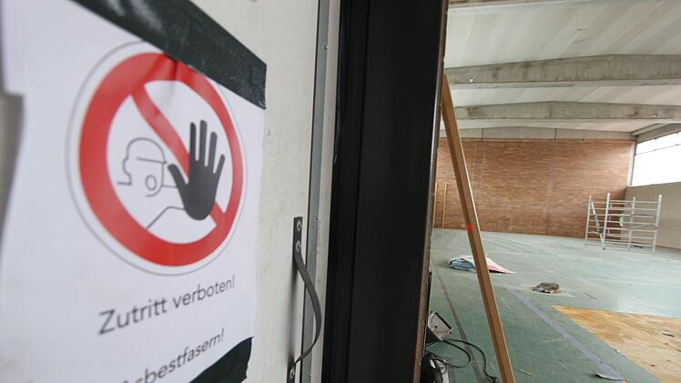 Der Zugang zur Turnhalle ist momentan wegen Asbestfasern in den Baustoffen nur über eine Türschleuse möglich. Foto: Ronald Heck