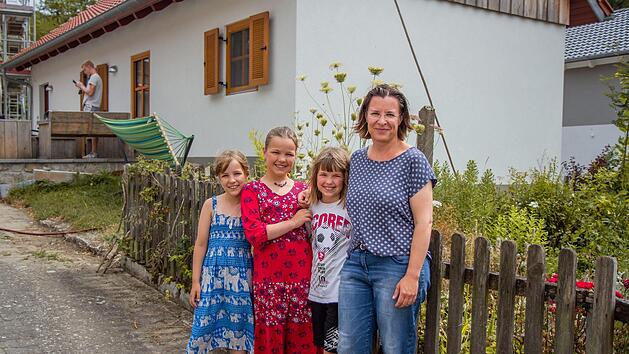 Caroline Morcinek mit ihren Töchtern: Paula, Mia und Pia.