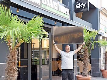 Bald beginnt die Fußball-Europameisterschaft - das Public Viewing in der "Wohnzimmer Bar" im Steinweg steht schon in den Startlöchern. Inhaber Nima Khorsandi will schon bald zwei Flatscreens vor der Bar anbringen, um alle Partien der EM zu zeigen.