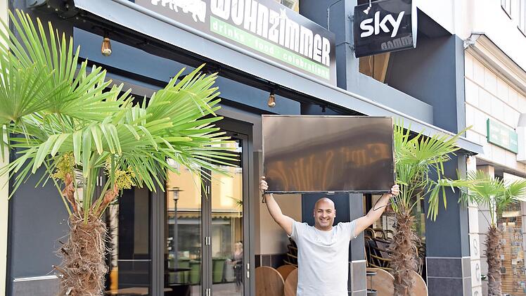 Bald beginnt die Fußball-Europameisterschaft - das Public Viewing in der "Wohnzimmer Bar" im Steinweg steht schon in den Startlöchern. Inhaber Nima Khorsandi will schon bald zwei Flatscreens vor der Bar anbringen, um alle Partien der EM zu zeigen.