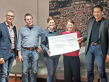 Bei der Scheckübergabe (v. l.): Oberbürgermeister Uwe Kirschstein, der Vorstand von „HeimFOrteil“, Manfred Schade, Yvonne Brandner und Petra Dietzel, und Liquidator Werner Schulz