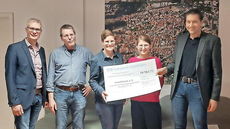 Bei der Scheckübergabe (v. l.): Oberbürgermeister Uwe Kirschstein, der Vorstand von „HeimFOrteil“, Manfred Schade, Yvonne Brandner und Petra Dietzel, und Liquidator Werner Schulz