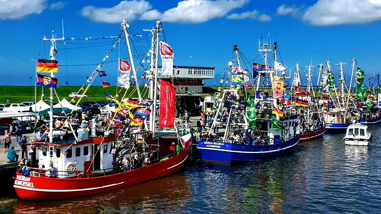 Dornumersiel bietet Tagesfahrten nach Langeoog und zu den Seehundsbänken mit dem kleinen Fahrgastschiff MS Freia an.