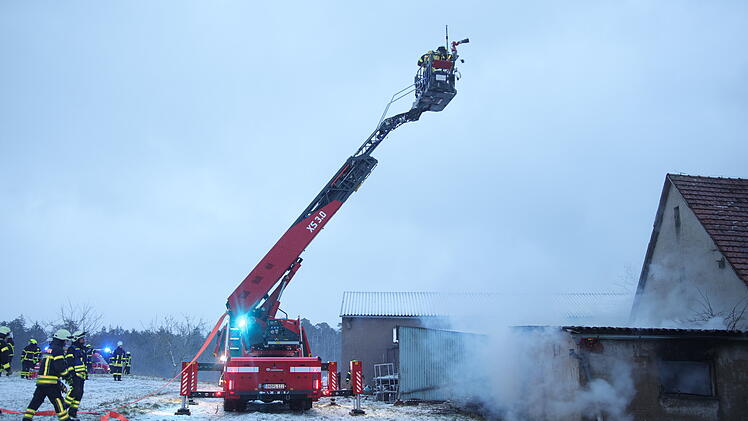 Stall in Flammen: Stallbrand sorgt f&uuml;r Gro&szlig;aufgebot an Einsatzkr&auml;ften