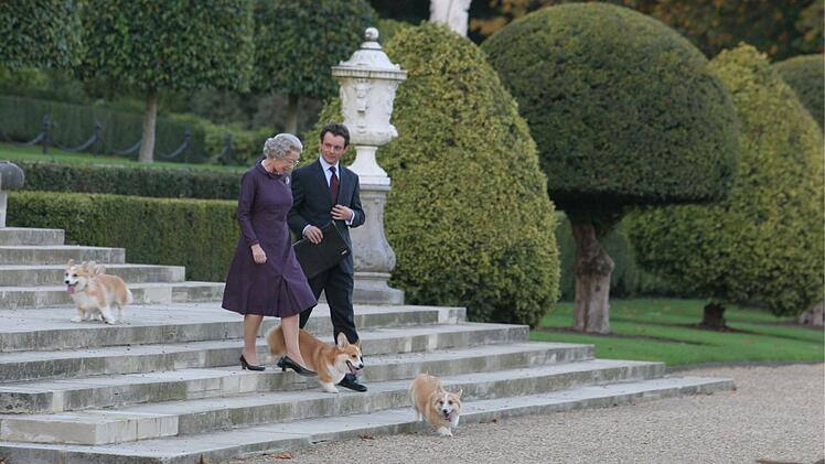 Die K&ouml;nigin ermuntert den Premierminister Tony Blair (Michael Sheen) bei ihrer turnusm&auml;&szlig;igen Besprechung zu einem Spaziergang im Garten von Buckingham Palace.