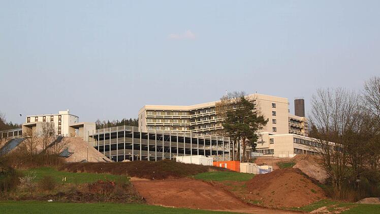 Das Parkhaus, das unterhalb des alten und des neuen Klinikums entsteht (von der Straße zwischen Lichtenfels und Mistelfeld aus gesehen)