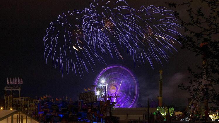 Blaues Feuerwerk auf dem Volksfestplatz mit Blick auf das Riesenrad. Ach dieses Jahr zog die Veranstaltung Blaue Nacht viele Besucher an. Auf dem Volksfest gab es blau angeleuchtete Fahrgeschäfte sowie ein blaues Feuerwerk. Foto: News5 / Grundmann