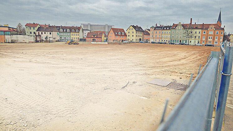 Der Blick geht über das geräumte ehemalige Glaskontor-Grundstück zur Erlichstraße. Dahinter erhebt sich der unverkennbare Turm der Wunderburger Kirche Maria Hilf. Foto: Ronald Rinklef