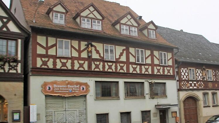 Die Stadt Bad Staffelstein hat den ehemaligen Brauereigasthof "Zum schwarzen Bären" gekauft, an den sich ein 3300 Quadratmeter großes Grundstück anschließt. Diese Woche wurde der Kaufvertrag notariell abgeschlossen. Seit mehreren Jahren gibt es verschiedene Überlegungen, was mit dem Areal im Stadtkern geschehen soll.