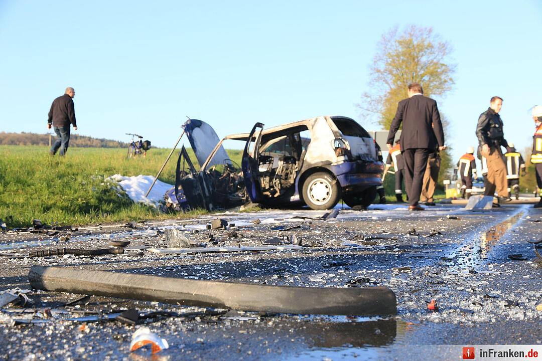 Schwerer Zusammenstoß auf B4 bei Kaltenbrunn - Pkw brennt aus
